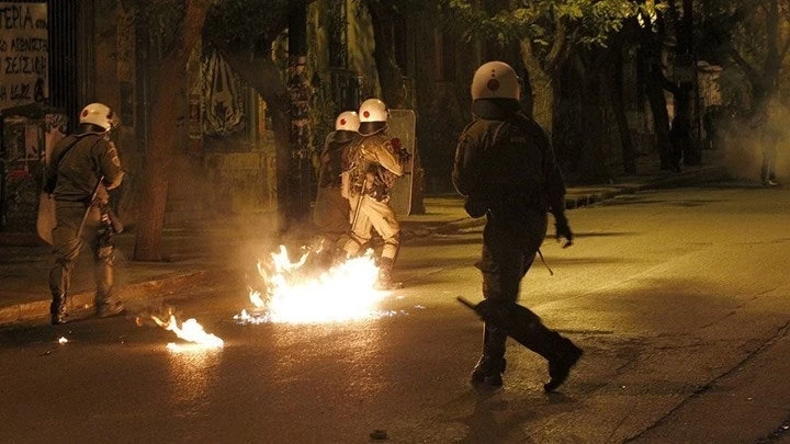 Μολότοφ κατά της διμοιρίας των ΜΑΤ στη Χαριλάου Τρικούπη
